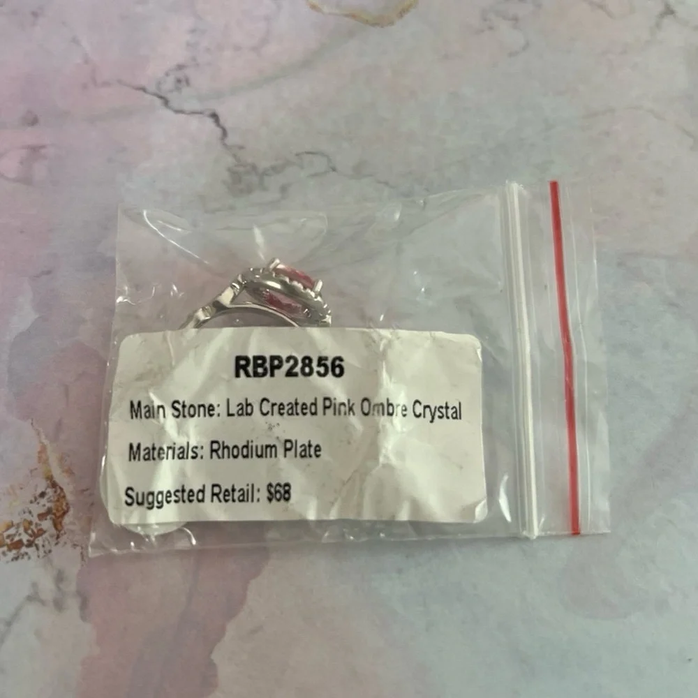 RBP2856 Main Stone: Lab Created Pink Ombre Crystal Matérials: Rhodium Plate Sz 9